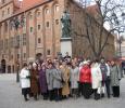 8 marca. Wycieczka... wspólne zdjęcie pod pomnikiem Mikołaja Kopernika
