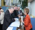 Burmistrz Bronisaw Mazurkiewicz podpisuje list Gosci Honorowych