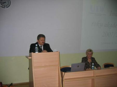 Inauguracja roku akademickiego 2007/08.             Przemawia starosta Marian Janicki
