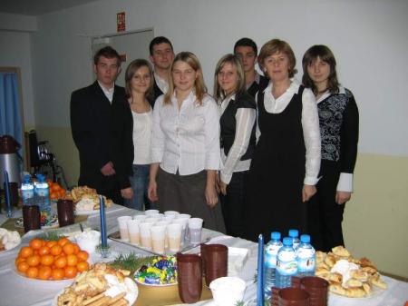 Wigilia.Uczniowie z Zespou Szk w Malinowie serwowali kaw i herbat. Opiekun grupy-Janina Antoczenko