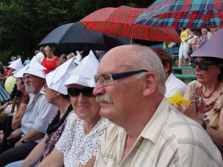 7 sierpnia 2010r. Festiwal Muzyki Kresowej... przed socem krylimy si pod parasolami i czapeczkami