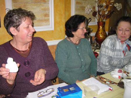 2 grudnia 2010r. Spotkanie DKK... p.Ewa Sotomska z aniokiem zrobionym przez p.Wand