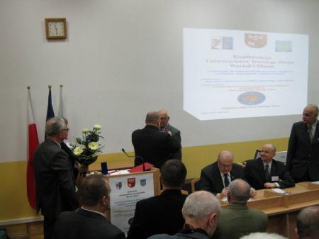 16 kwietnia. Konferencja....odznaczenie "Za Zasugi dla Wojewdztwa Warmisko - Mazurskiego" odbiera Czesaw Wojniusz-prezes ATW w Olsztynie